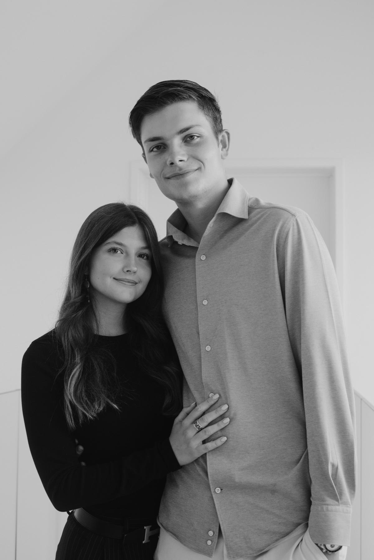 Les deux fondateurs de Boon Studio, côte à côte devant un ordinateur portable, en noir et blanc.